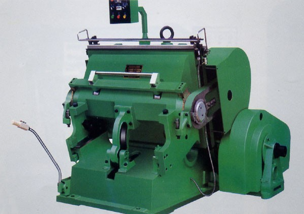 Application de la machine de découpe dans l'usine de boîtes d'emballage en papier pour bijoux personnalisés