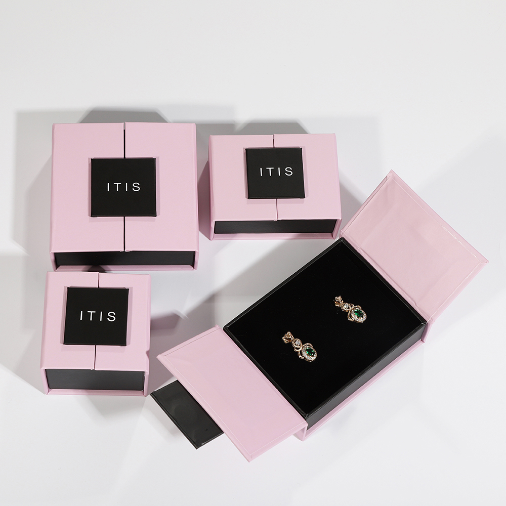 Boîte d\'emballage de bijoux en carton de luxe avec logo personnalisé