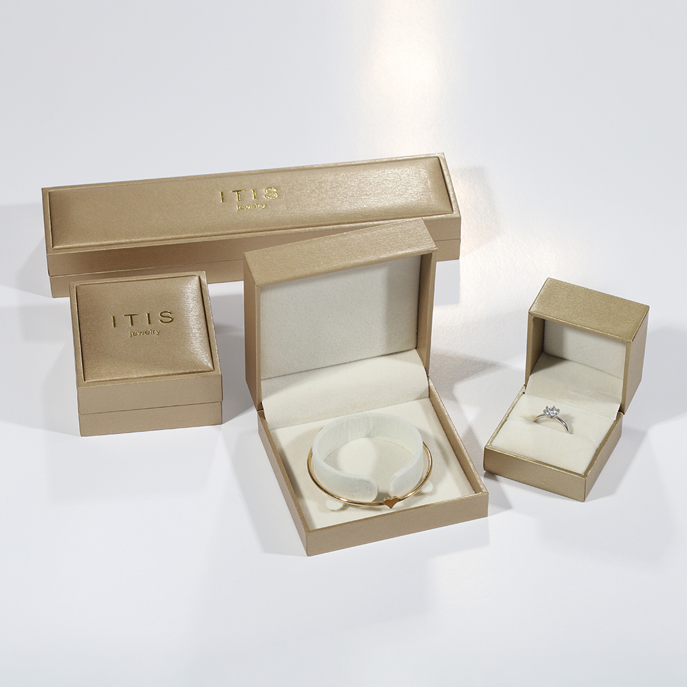 bo&icirc;te &agrave; bijoux marron personnalis&eacute;e
