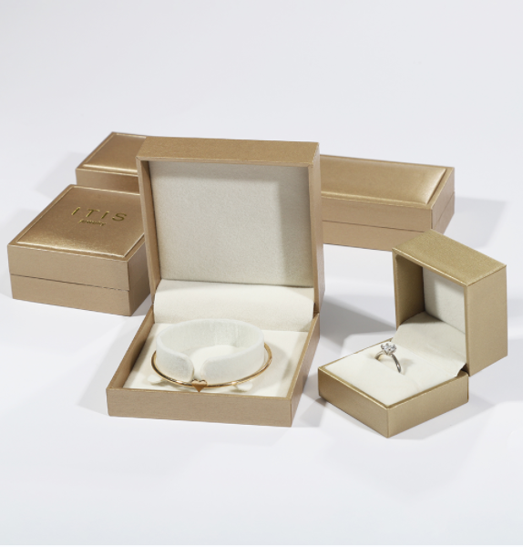 Bo&icirc;te &agrave; bijoux unique en or